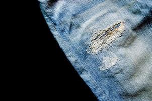 Blue Jeans-Mangel und Jeans-Textur auf dem Holzboden foto