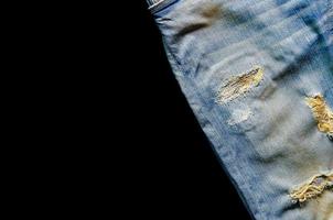 Blue Jeans-Mangel und Jeans-Textur auf dem Holzboden foto