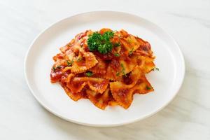 Farfalle Nudeln in Tomatensauce mit Petersilie foto