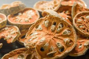 getrocknete Kräuter und getrocknete Bael-Frucht, Bael-Fruchtscheiben auf dem Tisch. foto