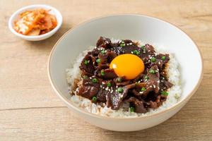 Reis mit Schweinefleisch mit Sojageschmack oder japanischem Schweinefleisch Donburi foto