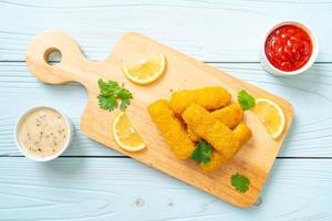 gebratene Fischstäbchen oder Pommes frites foto