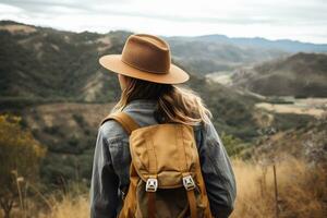 jung Frau mit Rucksack Wandern im das Berge. Reise und Abenteuer Konzept. ai generiert foto