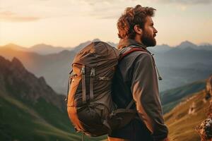 gut aussehend jung Mann mit Rucksack Wandern im das Berge beim Sonnenuntergang ai generiert foto