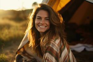 Porträt von Mädchen suchen beim Kamera während in der Nähe von Camping Zelt beim Sonnenuntergang ai generiert foto