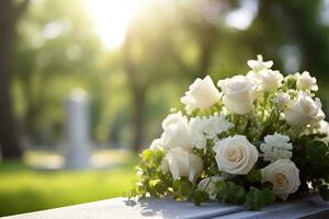 Weiß Blumen im Vorderseite von ein Grabstein beim ein Friedhof mit Sonnenuntergang.Beerdigung Konzept ai generiert foto