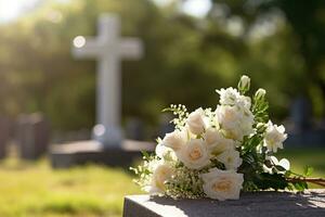Weiß Blumen im Vorderseite von ein Grabstein beim ein Friedhof mit Sonnenuntergang.Beerdigung Konzept ai generiert foto