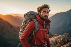 gut aussehend jung Mann mit Rucksack Wandern im das Berge beim Sonnenuntergang ai generiert foto