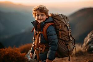 bezaubernd wenig Junge mit Rucksack Wandern im Berge beim Sonnenuntergang. Reise und aktiv Lebensstil Konzept ai generiert foto