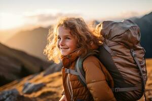 wenig Mädchen mit Rucksack Wandern auf Berg Gipfel beim Sonnenuntergang, Reise und Abenteuer Konzept ai generiert foto