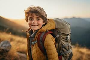 bezaubernd wenig Junge mit Rucksack Wandern im Berge beim Sonnenuntergang. Reise und aktiv Lebensstil Konzept ai generiert foto