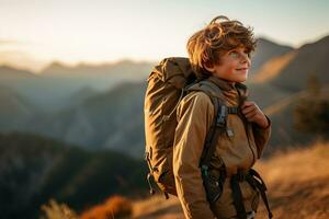 bezaubernd wenig Junge mit Rucksack Wandern im Berge beim Sonnenuntergang. Reise und aktiv Lebensstil Konzept ai generiert foto