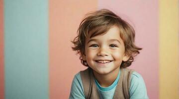 lächelnd süß wenig Junge gegen bunt Pastell- Hintergrund mit Raum zum Text, Kinder Hintergrund Bild, ai generiert foto