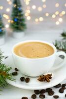 Tasse von frisch natürlich Kaffee und Weihnachten Dekor auf ein Weiß hölzern Tisch. Nahansicht. selektiv Fokus. foto