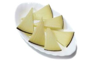 Stücke von Käse serviert auf ein Platte, isoliert auf Weiß Hintergrund. Konzept von das Beste Käse. foto