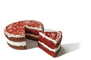ein rot Samt Kuchen, isoliert auf ein Weiß Hintergrund. ein rot Samt Kuchen ist ein Sanft rot Samt behandeln mit ein perfekt Balance von Süss und Torte, gekrönt mit ein seidig, cremig Schicht von Sahne Käse Glasur. foto