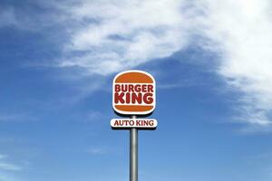 huelva, Spanien, 23.2.2023. groß Zeichen von Burger König schnell Lebensmittel. im das Hintergrund ein Blau Himmel mit Wolken. Burger König, ebenfalls bekannt wie schwarz, ist ein amerikanisch schnell Essen Kette. foto