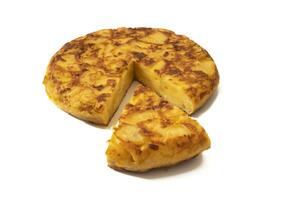 Spanisch Omelette oder Kartoffel Omelette, isoliert auf Weiß Hintergrund. Tortilla de Patatas ist ein köstlich Spanisch Gericht gemacht mit Eier und Kartoffeln, typischerweise serviert wie ein lecker Omelette oder Kartoffel Kuchen. foto