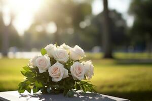 Weiß Blumen im Vorderseite von ein Grabstein beim ein Friedhof mit Sonnenuntergang.Beerdigung Konzept ai generiert foto