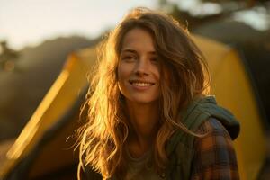 Porträt von Mädchen suchen beim Kamera während in der Nähe von Camping Zelt beim Sonnenuntergang ai generiert foto