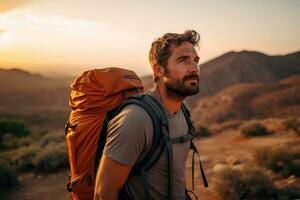 gut aussehend jung Mann mit Rucksack Wandern im das Berge beim Sonnenuntergang ai generiert foto