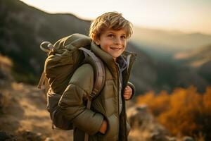 bezaubernd wenig Junge mit Rucksack Wandern im Berge beim Sonnenuntergang. Reise und aktiv Lebensstil Konzept ai generiert foto