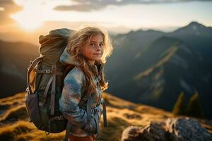 wenig Mädchen mit Rucksack Wandern auf Berg Gipfel beim Sonnenuntergang, Reise und Abenteuer Konzept ai generiert foto