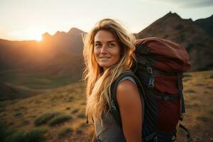 schön Frau Wanderer mit Rucksack Wandern im das Berge beim Sonnenuntergang ai generiert foto