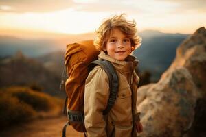 bezaubernd wenig Junge mit Rucksack Wandern im Berge beim Sonnenuntergang. Reise und aktiv Lebensstil Konzept ai generiert foto