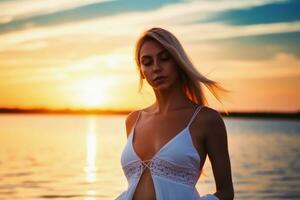 ein sinnlich attraktiv jung Frau beim ein Sonnenuntergang beach.ai generativ foto
