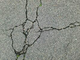 Asphalt Oberflächen von anders Straßen und Straßen mit Risse im schließen oben foto