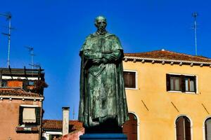 Statue von Heilige Joseph im das Stadt von Venedig foto