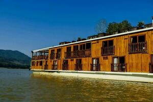 ein groß Holzhaus Boot auf das Wasser foto