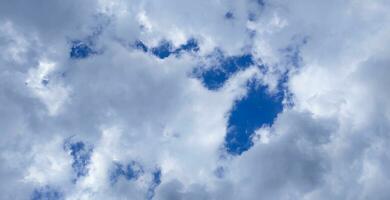 ein Blau Himmel mit Wolken und ein Blau Himmel, Blau Himmel und Weiß Wolke klar Sommer- Sicht, ein groß Weiß Wolke ist im das Himmel, ein Blau Himmel mit Wolken und etwas Weiß Wolken foto