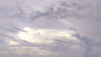 ein Blau Himmel mit Wolken und ein Blau Himmel, Blau Himmel und Weiß Wolke klar Sommer- Sicht, ein groß Weiß Wolke ist im das Himmel, ein Blau Himmel mit Wolken und etwas Weiß Wolken foto