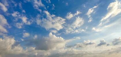 ein Blau Himmel mit Wolken und ein wenige Wolken, Blau Himmel, Weiß Wolke Zeit Ablauf von Wolken im das Himmel, das Sonne scheint durch das Wolken im diese Foto, dramatisch Himmel Wolken foto