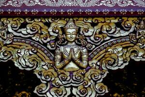 ein Gold und lila Mauer Dekoration mit ein Buddha foto
