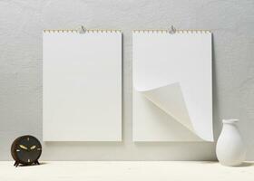 Porträt Schreibtisch Kalender mit leer von Papier geeignet zum Kalender Design Präsentation foto