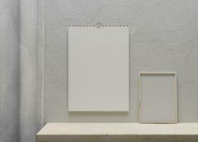 Porträt Schreibtisch Kalender mit leer von Papier geeignet zum Kalender Design Präsentation foto