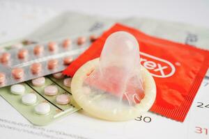 Bangkok, Thailand kann 15, 2023 Kondom und Geburt Steuerung Tabletten zum verhindern Infektion, sicher Sex und Geburt Kontrolle. foto