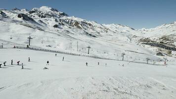 Menschen Skifahren auf das Ski Steigung im Winter, Antenne Sicht. Portalet formell, Spanien foto