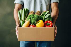 Mann halten Lebensmittelgeschäft Einkaufen Tasche voll von frisch Gemüse und Früchte Stehen im das Supermarkt. Essen Lieferung Service. generativ ai foto