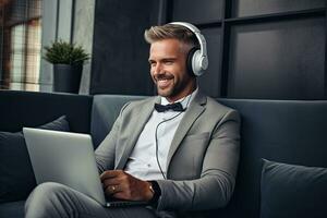 gut aussehend jung Mann tragen Kopfhörer mit Laptop und lächelnd während Sitzung und Arbeiten im Büro. generativ ai foto