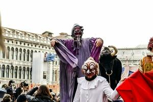 Menschen im Kostüm beim das Karneval von Venedig foto