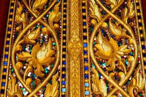 golden Tür mit kompliziert Designs und Blumen foto