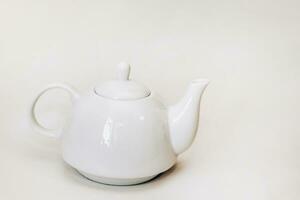 Weiß Keramik Teekanne Infuser auf Weiß Hintergrund foto