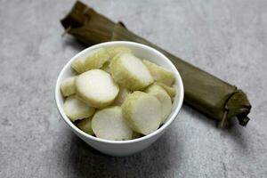 lontong oder Reis Kuchen, ein traditionell von Indonesien, Essen eingewickelt im Banane Blatt foto