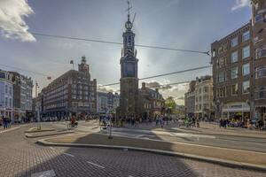 Bild von das Munttor Turm im das Stadt Center von Amsterdam im Sommer- 2023 foto