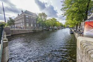 Aussicht Über ein typisch Kanal im das Niederländisch Metropole Amsterdam im Sommer- 2023 foto