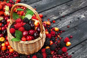 frische Waldbeeren im Korb foto